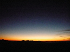 朝焼けと月。とにかく寒い！