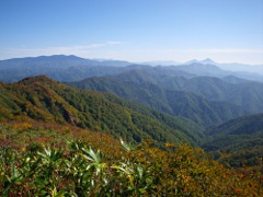 左から吾妻、奥に安達太良、右の双耳峰が磐梯