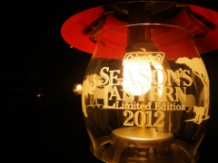 夕方、テント内にランプの明かりが灯りました。