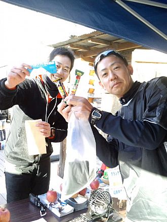 リフト券を持って、ニコッ