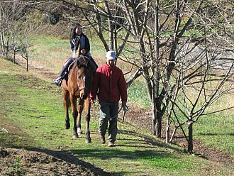 荷路夫川沿いの土手で川のせせらぎを聞きながら、のんびりと乗馬体験！