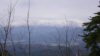 山頂からは真っ白な飯豊連峰が