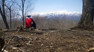 山頂から眺める飯豊連峰の迫力は一見の価値あり