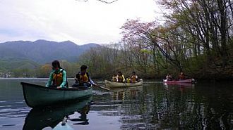 曽原湖の春はカラフルです