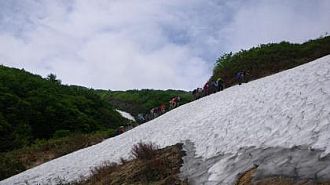 アイゼンを履いて雪渓を通過
