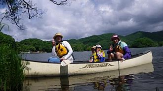 チビッコ2人の横並びがかわいいですね（23日午前のカヌー体験）