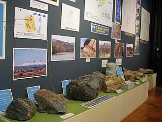 各種の鉱物資源展示