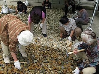 発掘調査に大忙しの皆様