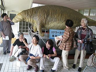 ステラーカイギュウの前で記念撮影