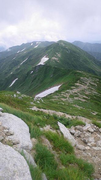御秘所と草履塚。御前坂の下りで一瞬だけ晴れ間が。(23日)