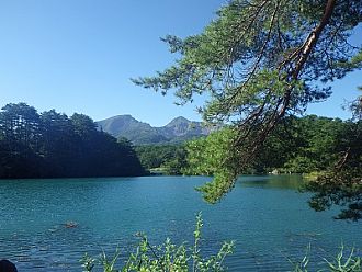 青空と磐梯山と毘沙門沼