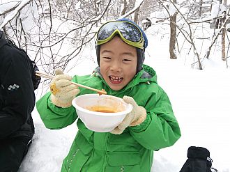 雪の上のランチは美味しいねーーー!!