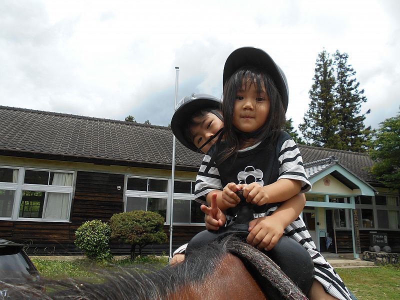 鞍におさまれば兄弟乗りもＯＫ！