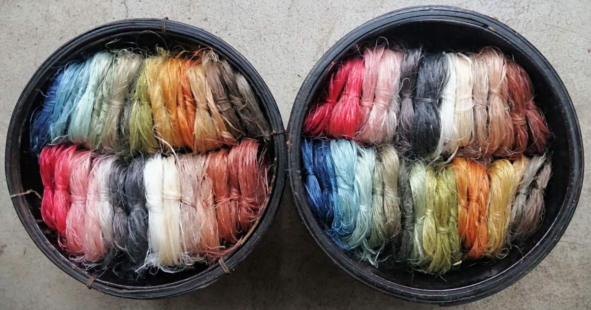 草木染めのからむし繊維を綯う草縄腕輪づくり