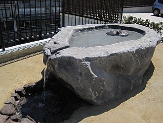 誰でも無料で利用出来る手湯です。