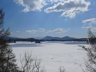 まだ一面が白い氷に覆われた桧原湖