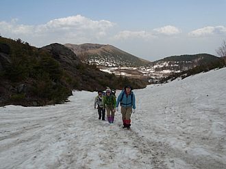 雪の斜面を気持ちよく歩く