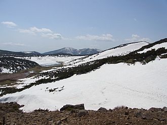 鎌沼の氷は融け始めていた