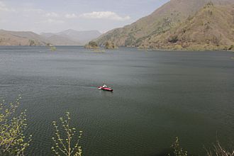 気持ち良さそうにカヌーが音もなく現れた