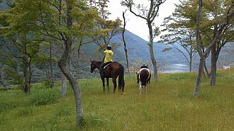 紅葉の美しい四時湖を旅する。