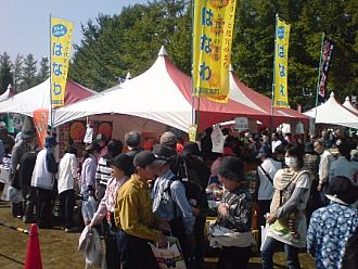 人・人・人の「練馬まつり」の模様。