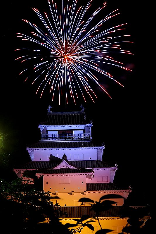 No 鶴ヶ城と花火 鶴城地区子供会花火大会 会津若松市 みんなの投稿フォト 福島県観光情報サイト ふくしまの旅 公式