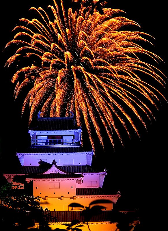 No 鶴ヶ城と花火 鶴城地区子供会花火大会 会津若松市 みんなの投稿フォト 福島県観光情報サイト ふくしまの旅 公式