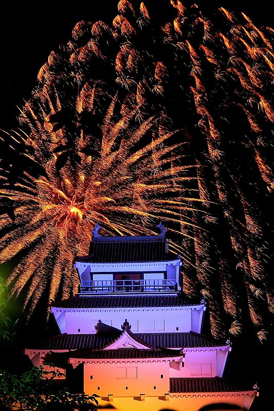 No 鶴ヶ城と花火 鶴城地区子供会花火大会 会津若松市 みんなの投稿フォト 福島県観光情報サイト ふくしまの旅 公式