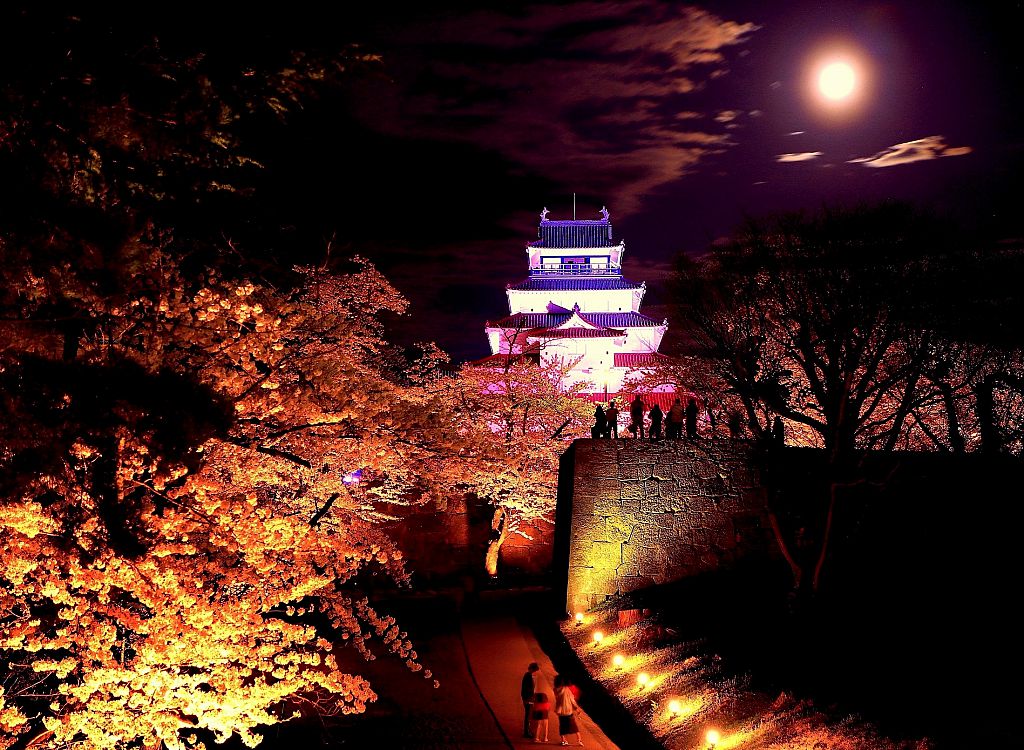 鶴ヶ城の桜ライトアップ2023（ピンクムーン）