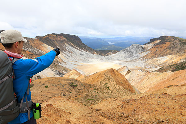 写真：安達太良山をガイド中の渡辺さん