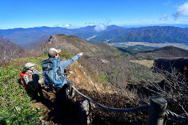 写真：磐梯山を案内してくださる岩井さん