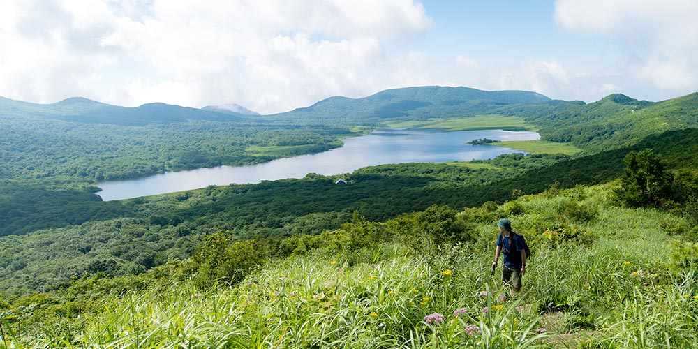 写真：湖面輝く大パノラマを行く雄国山と裏磐梯グルメ